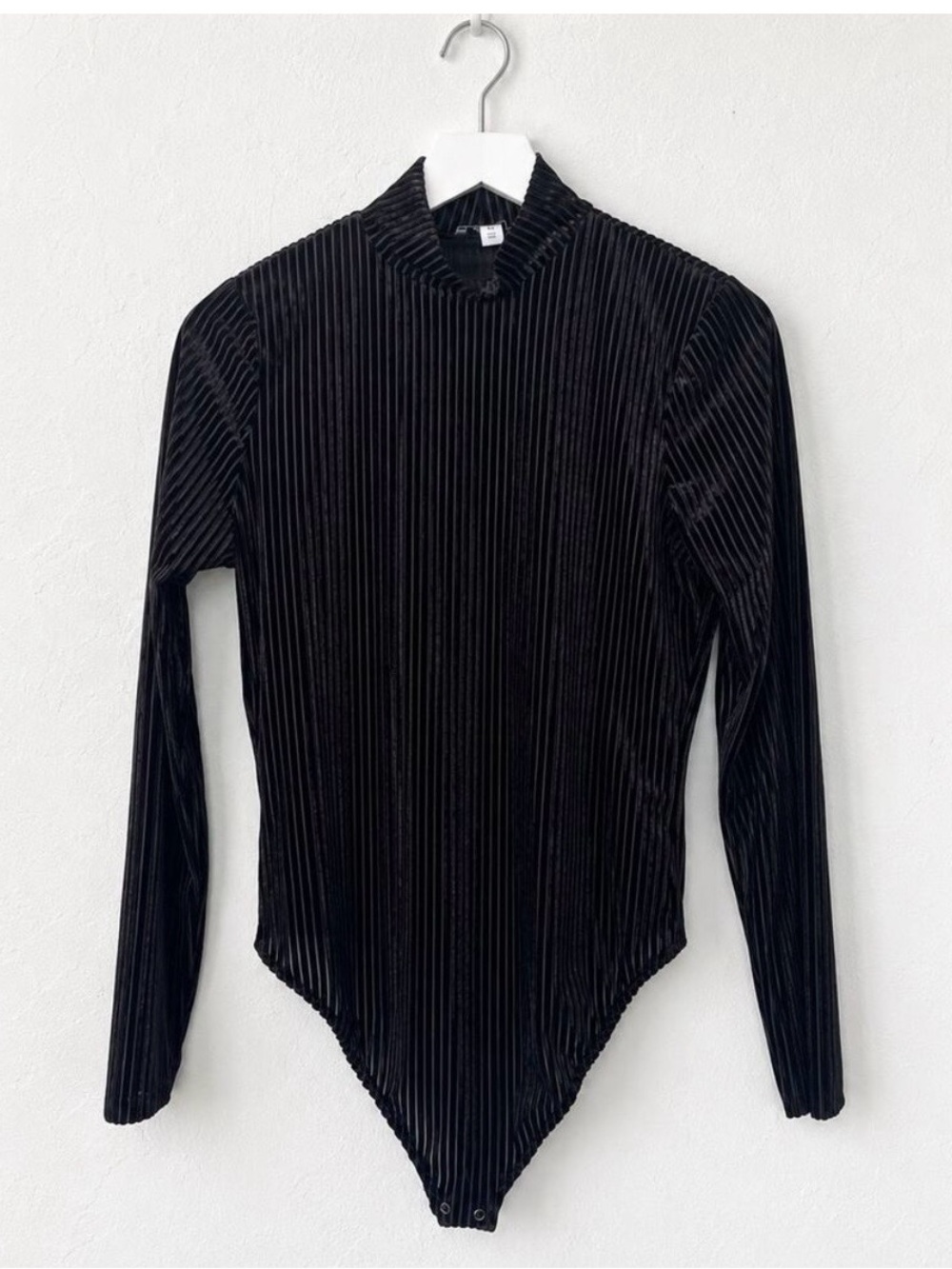 Cara Santana x Nine West Black
Ribbed Velvet Mock Neck
Bodysuit size S